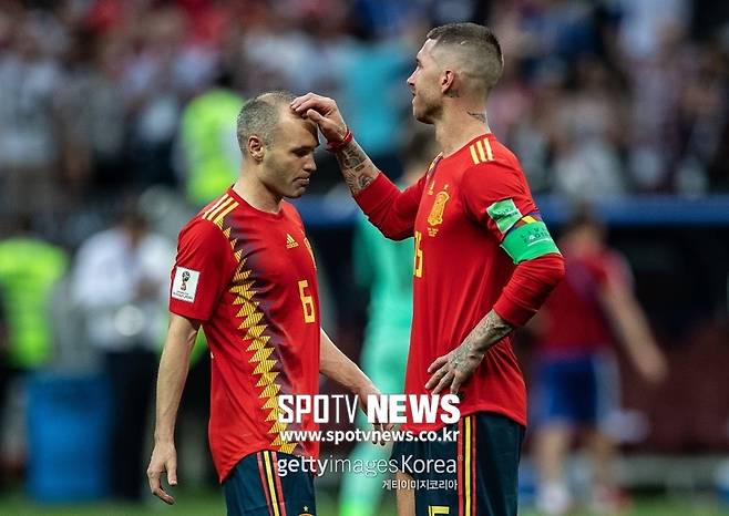 ▲ 이니에스타(왼쪽)를 위로하는 라모스