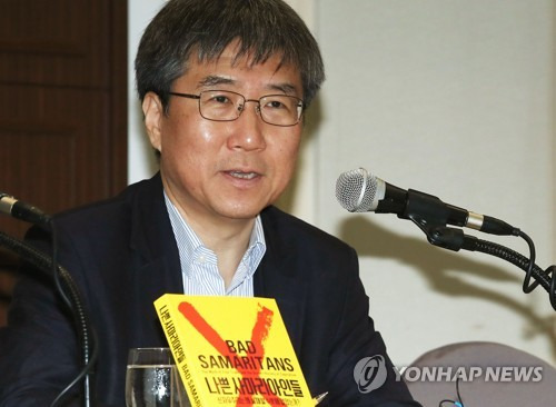 '나쁜 사마리아인들' 재출간 (서울=연합뉴스) 이재희 기자 = 장하준 케임브리지 대학교 경제학과 교수가 17일 오전 서울 중구 프레스센터에서 열린 도서 '나쁜 사마리아인들' 10주년 특별판 발매 기자간담회에서 질문에 답하고 있다. 2018.7.17 scape@yna.co.kr