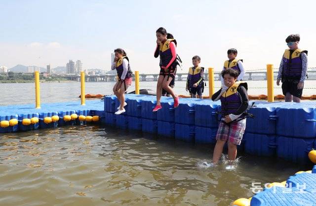 구명조끼를 입은 학생들이 코를 막고 발부터 들어가는 올바른 입수요령을 연습하고 있다. 김재명 기자 base@donga.com