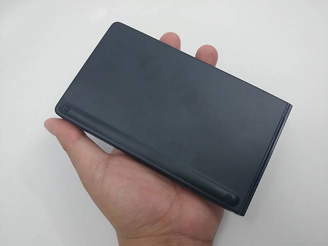 접었을 때 가로 길이가 15cm 미만으로, 한 손에 꼭 잡히는 수준이다