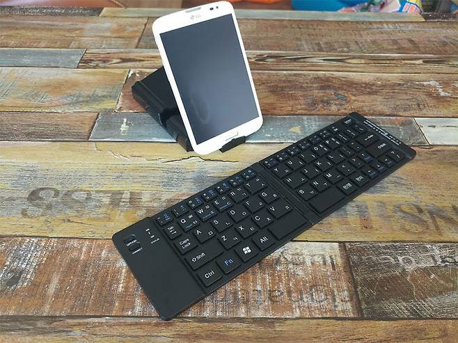 케이스 아래에 있는 받침대에는 스마트폰 처럼 작은 기기를 거치할 수 있다