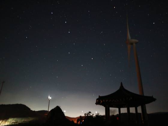 강원도 강릉시 왕산면 대기리 안반데기 마을 멍에전망대에서 감상할 수 있는 북두칠성 모습. 박진호 기자