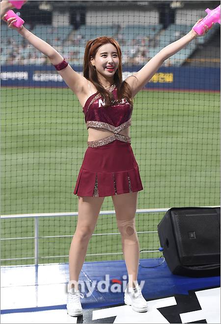 MD포토] 치어리더 신유리 '야구는 역시 응원과 함께'