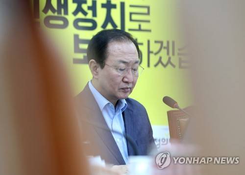 자료 살피는 노회찬  (서울=연합뉴스) 김주형 기자 = 정의당 노회찬 원내대표가 12일 오전 국회에서 열린 상무위원회에 참석해 자료를 살피고 있다. 2018.7.12  kjhpress@yna.co.kr  (끝)