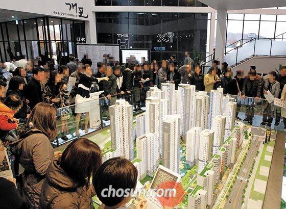 서울 서초구‘디에이치자이 개포’모델하우스의 분양 당시(3월) 모습. 청약 일정이 끝나고 문을 닫았던 이 모델하우스는 지난달 당첨자 절반에 가까운 700여 명이“개인 명의를 부부 공동 명의로 바꾸겠다”고 해 다시 문을 열었다. /고운호 기자