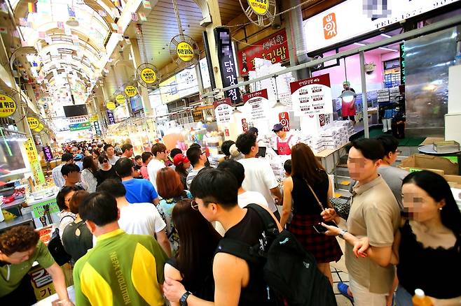 관광객 홍수 속에 속초중앙시장 닭강정이 인기를 끌면서 너도나도 닭강정으로 업종 전환하고 있다. 한 포털사이트에서 검색하면 닭강정 가게가 2㎞ 안에서만 85곳이나 된다. 사진은 속초중앙시장 닭강정 가게 인근 모습.