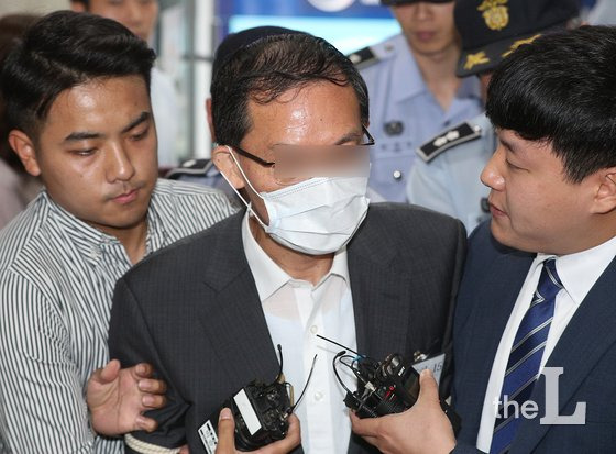 드루킹의 최측근이자 오사카 총영사 인사청탁 대상자인 도모 변호사가 17일 오후 서울 강남구 드루킹 특검 사무실로 소환되고 있다.   특검팀은 경찰 수사때 참고인으로만 조사받은 도 변호사가 댓글조작 사건의 기획·관여에 핵심적 역할을 했다고 판단해 이날 긴급체포했다. 2018.7.17/뉴스1  <저작권자 © 뉴스1코리아, 무단전재 및 재배포 금지>