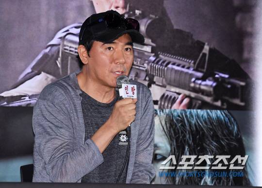 영화 '인랑'의 언론시사회가 20일 용산 CGV에서 열렸다. 김지운 감독이 질문에 답하고 있다.  '인랑'은 남북한이 통일준비 5개년 계획을 선포한 후 반통일 테러단체가 등장한 혼돈의 2029년, 경찰조직과 정보기관을 중심으로 한 권력기관 간의 대결 속 늑대로 불리는 인간병기 '인랑'의 활약을 그린 영화로 오는 25일 개봉 예정이다.   용산=허상욱 기자 wook@sportschosun.com/2018.07.20/
