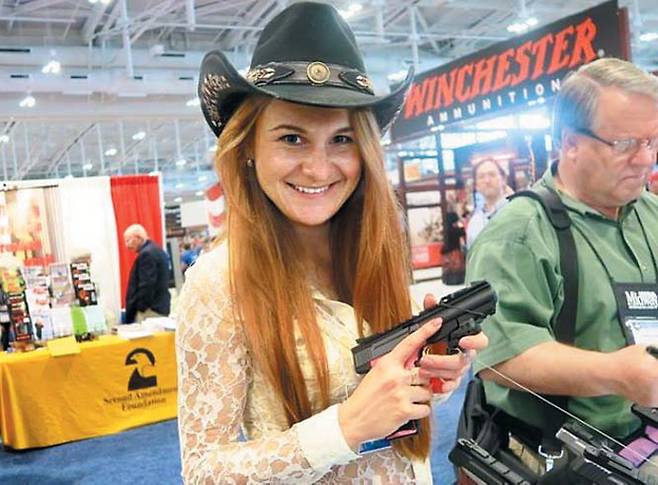 美정계 침투한 러시아 스파이의 '色, 戒' - 미국 수사 당국이 15일(현지 시각) 간첩 혐의로 체포한 러시아 여성 마리아 부티나(29)가 2015년 미국의 한 총기 행사장에서 총을 쥔 채 웃고 있다. 미국 검찰에 따르면 부티나는 미 정치권에 접근하려고 나이가 두 배나 되는 남자와 동거하고, 또 다른 남성과 성관계까지 가졌던 것으로 드러났다. 부티나는 전미총기협회 행사장 등을 다니며 미 정치권 인사들과 관계를 맺고 각종 정보를 러시아 중앙은행 부총재인 알렉산드라 토르신에게 보고한 것으로 알려졌다. /마리아 부티나의 페이스북