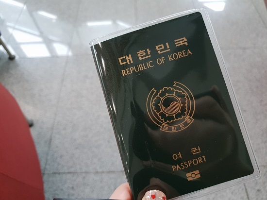 재발급 받은 여권.