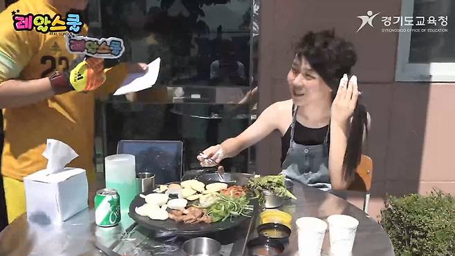 한 학생은 리얼리티 프로그램 '나혼자 산다'에 출연한 걸그룹 마마무의 멤버 화사 곱창 먹방 모습을 그대로 재현했다. [경기도 교육청 홈페이지 레알스쿨 캡처]