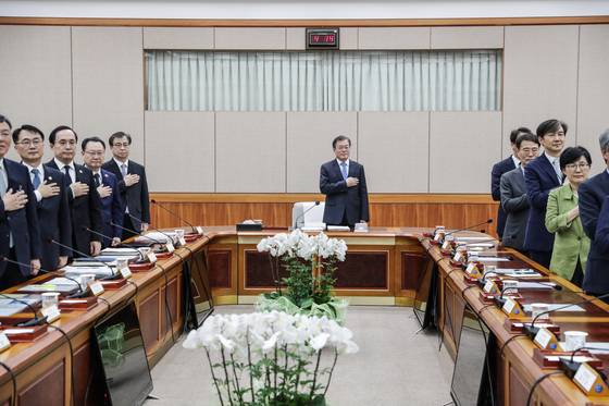 문재인 대통령과 참석자들이 국가정보원의 업무보고를 받기전 국민의례를 하고 있다.[사진 청와대]