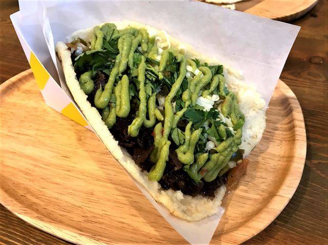 아레파 그릴의 라 메히카나 아레파. 과카몰레, 할라피뇨, 고수, 블랙빈이 다른 아레파에 비해 두 배가 들어간다. 잇쎈틱 제공