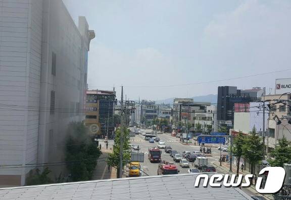 21일 낮 12시49분쯤 충북 충주시 문화동 이마트 지하 매점 옆 전기실 쪽에서 난 불로 연기가 건물 밖으로 새어 나오고 있다./사진=충주소방서 제공