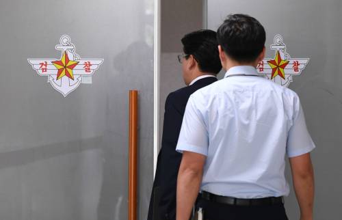 국군기무사령부 특별수사단이 16일 공식 수사에 착수한 가운데 서울 용산구 국방부 검찰 별관에 마련된 특별수사단 사무실에 관계자들이 드나들고 있다.