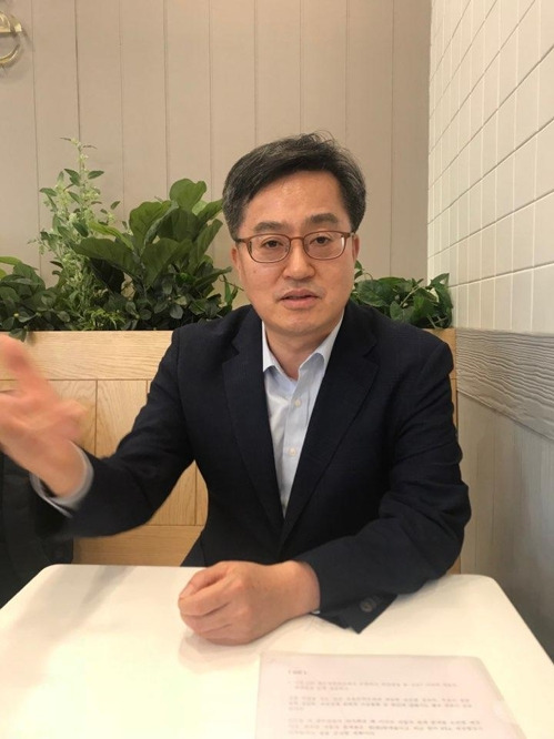 김동연 부총리 겸 기획재정부 장관 (인천=연합뉴스) 이 율 기자 = 김동연 부총리 겸 기획재정부 장관이 18일 인천국제공항에서 연합뉴스와 인터뷰하고 있다.