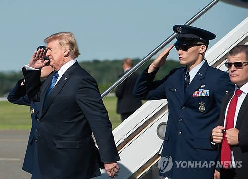 트럼프 "중국산 수입품 전액인 5천억$에 관세부과 준비" (모리스타운<미 뉴저지주> AFP=연합뉴스) 미국의 트럼프 대통령은 19일(현지시간) 녹화된 미국 CNBC 방송 인터뷰에서 미국의 지난해 중국산 수입품이 약 500 빌리언 달러($500 billion·5천억 달러)인 점을 언급하며 "난 500까지 갈 준비가 돼 있다"라고 말했다고 AFP 등 외신이 20일 보도했다.      bulls@yna.co.kr