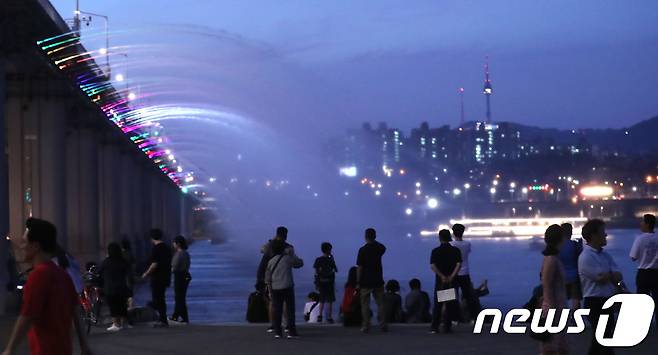 서울 낮 기온이 38도까지 오르며 1994년 이후 가장 높은 기온을 기록한 22일 오후 서울 서초구 반포한강공원에서 시민들이 반포대교 달빛무지개분수를 보며 더위를 식히고 있다. .© News1 임세영 기자