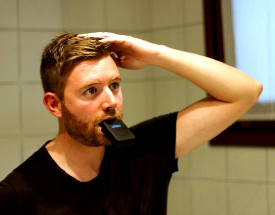 유니코(Unico)의 칫솔. 입에 물고 3초만 있으면 양치질이 끝난다.