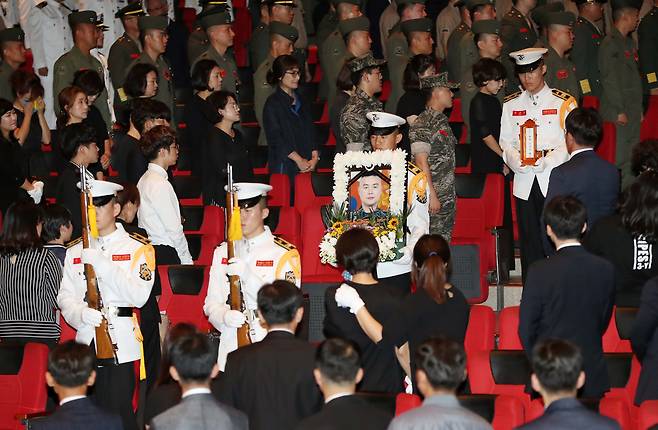 마린온 헬기사고로 순직한 해병대 장병 5명에 대한 합동 영결식이23일 오전 경북 포항 해병대1사단 도솔관에서 해병대장으로 열렸다. [연합뉴스]