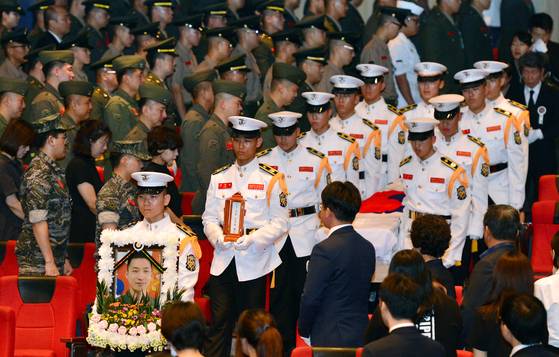 23일 오전 경북 포항 해병대1사단 내 김대식 관에서 상륙기동헬기 '마린온'(MUH-1) 추락 사고로 순직한 해병대 장병의 합동 영결식이 해병대장(葬)으로 거행되고 있다. 해병 장병들이 순직 장병들의 영정을 운구하고 있다. [뉴스1]