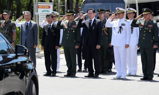 경례하는 참석자   (포항=연합뉴스) 김준범 기자 = 23일 오전 경북 포항 해병대1사단 도솔관에서 마린온 헬기사고로 순직한 해병대 장병 5명에 대한 합동 영결식이 해병대장으로 열렸다. 송영무 국방부 장관을 비롯한 참석자들이 운구 행렬에 경례하고 있다. [연합뉴스]