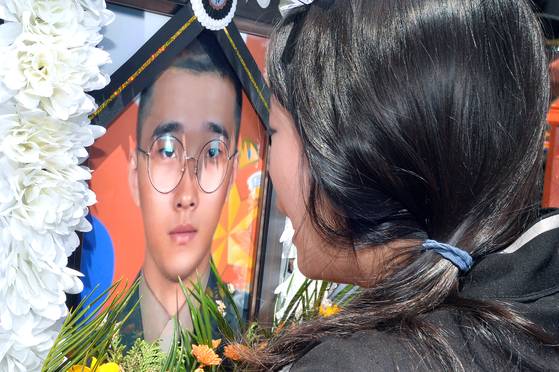 23일 오전 경북 포항 해병대1사단 내 김대식 관에서 상륙기동헬기 '마린온'(MUH-1) 추락 사고로 순직한 해병대 장병의 합동 영결식이 해병대장(葬)으로 거행되고 있다.고 김세영 중사의 여동생이 오열하며 오빠의 영정을 어루만지고 있다. [뉴스1]