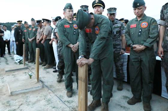 해병대 마린온 헬기사고로 순직한 고 김정일 대령, 고 노동환 중령, 고 김진화 상사, 고 김세영 중사, 고 박재우 병장 등 해병 장병 5명에 대한 합동 안장식이 23일 오후 국립대전현충원에서 엄수됐다. 이날 안장식에 참석한 동료 장병들이 임시 비석을 잡고 흐느끼고 있다. 대전=프리랜서 김성태