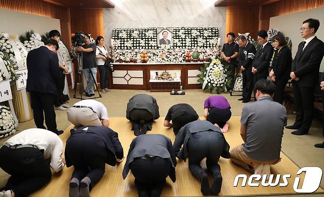 24일 서울 서대문구 연세대 세브란스병원 장례식장에 마련된 고(故) 노회찬 정의당 원내대표 빈소에서 시민들이 조문을 하고 있다. © News1 사진공동취재단