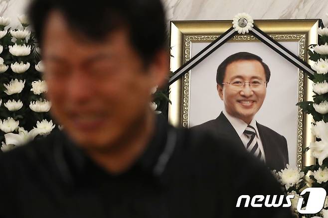 시민들이 24일 오전 서울 서대문구 연세대 세브란스병원 장례식장에 마련된 고(故) 노회찬 정의당 원내대표 빈소에서 조문하고 있다.  © News1 사진공동취재단