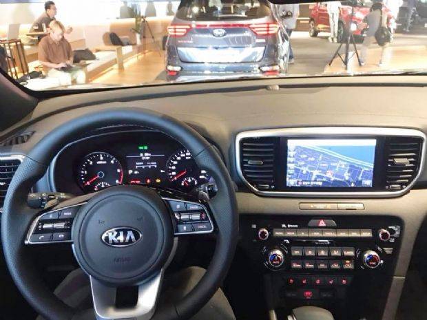 운전석 관점에서 본 스포티지 더 볼드 실내 센터페시아와 계기반 (사진=지디넷코리아)