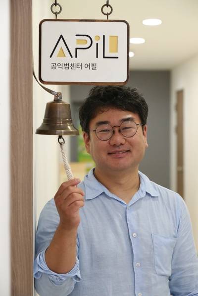 미국 국무부에서 지난달 ‘인신매매 척결 영웅’ 10명 가운데 유일한 한국인으로 선정된 공익법센터 어필의 김종철 변호사. 사진 김정효 기자 hyopd@hani.co.kr
