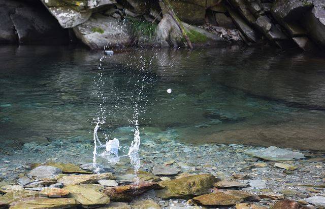 푸른 색깔이 감도는 계곡물은 한낮 더위가 아니면 들어가지 못할 정도로 차갑다.