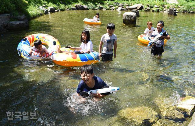 땀띠물 연못에서 장난을 치는 아이들. 물이 너무 차가워 오래 버티지 못하고 튜브 위로 오르락내리락한다.