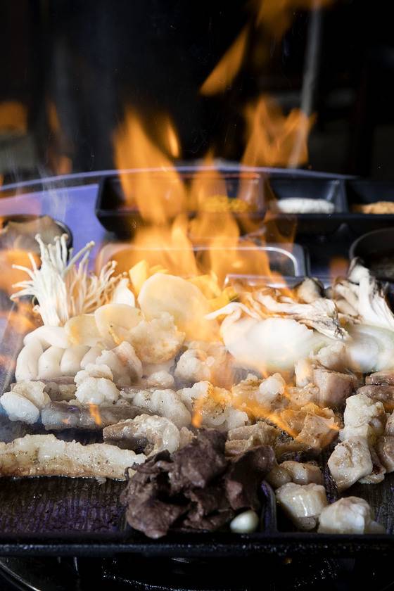 마지막 단계에서 불판 위에 술을 부어 일으킨 불로 윗부분을 바삭하게 굽는 ‘대한곱창’의 모둠곱창. [장진영 기자]