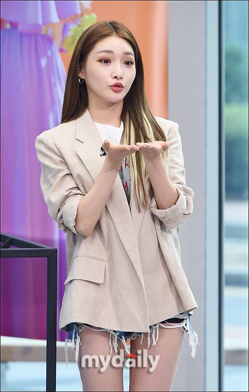 ▲ 청하 '눈 주위가 번쩍번쩍'