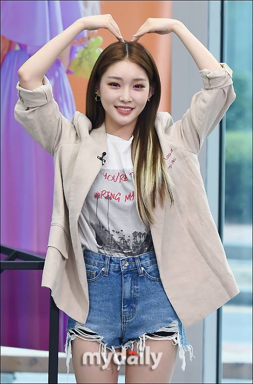 ▲ 청하 '머리 위로 사랑스러운 하트'