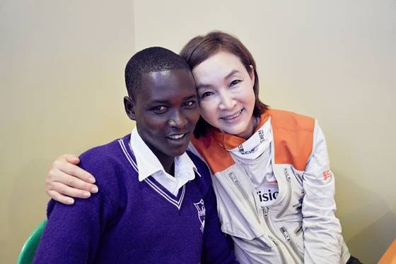 우간다 소년과 재회한 배우 정애리 / 사진제공=월드비전