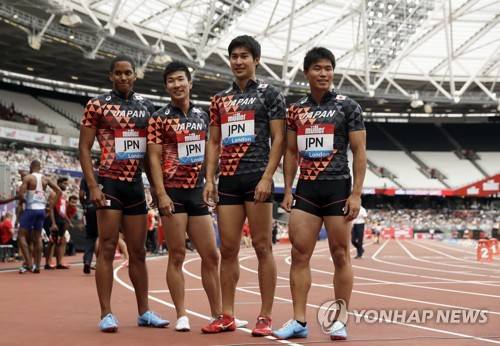 세계 최정상급인 일본 남자 400m 계주팀 (런던 AP=연합뉴스) 일본 남자 400m 계주팀 케임브리지 아스카, 기류 요시히데, 이즈카 쇼타, 고이케 유키(왼쪽부터)가 23일(한국시간) 영국 런던에서 열린 IAAF 다이아몬드리그에서 2위를 차지한 뒤 기념촬영을 하고 있다.
