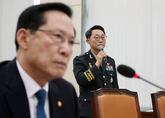 이석구 국군기무사령관이 24일 국회에서 열린 국방위원회 전체회의에서 위원들의 질의에 답변하고 있다. 송영무 국방부 장관은 관련 발언을 듣고 있다. [사진=연합뉴스]