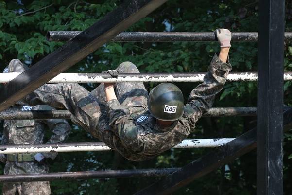 한 생도가 엮어가기 교장에서 ‘유격자신’을 외치며 등반을 하고 있다. /남강호 기자