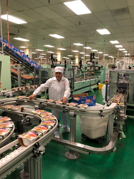 농심 아메리카법인의 LA공장에서 현지 생산직원이 라면 공정을 살펴보고 있다. [사진 농심]