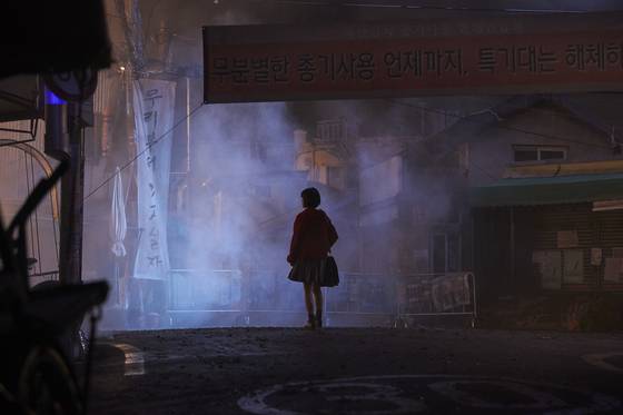 영화 '인랑' 한 장면. 여느 SF처럼 최첨단의 미래를 선보이기보다, 지금의 현실과 닮은 거리의 풍경에 약간의 변주만 더했다. [사진 워너브러더스 코리아]