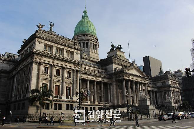 아르헨티나 연방의회 의사당(Congreso Naciona). 건물 구조와 돔의 형태가 워싱턴DC의 미국 연방의회 의사당과 닮았다.