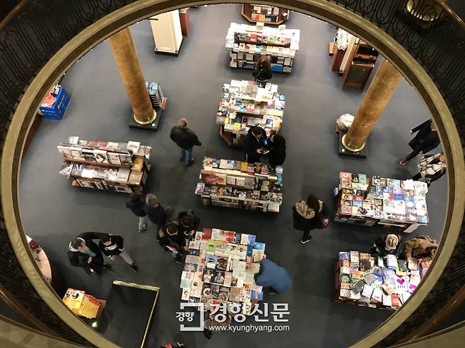 2층 홀에서 내려다 본 서점 로비 모습
