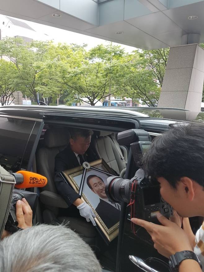 평소 노회찬 의원이 이용하던 카니발에 김영훈 본부장이 노 의원의 영정사진과 함께 올라탔다.