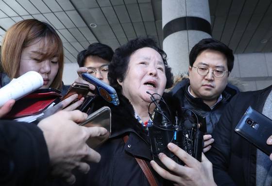 패터슨에게 징역 20년형이 확정된 지난해 1월 서울 서초동 대법원에서 피해자 조중필씨의 어머니 이복수 씨가 결과에 관한 소회를 밝히고 있다. [중앙포토]