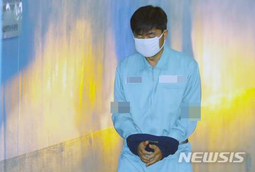 【서울=뉴시스】배훈식 기자 = 지난 5월11일 오전 서울 서초구 서울중앙지법에서 열린 '넥슨 공짜주식' 관련 파기환송심 선고 공판에 진경준 전 감사장이 출석하고 있다. 2018.05.11. dahora83@newsis.com