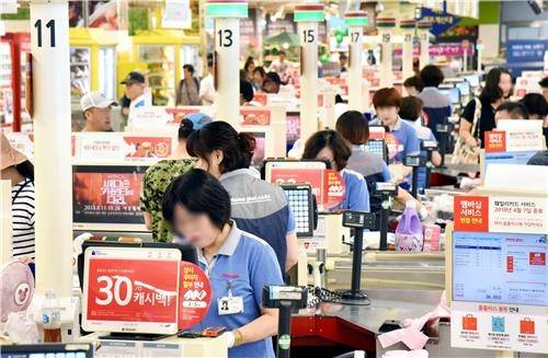 홈플러스스토어즈 직원들이 월드컵점에서 근무하는 모습 [홈플러스 제공=연합뉴스]