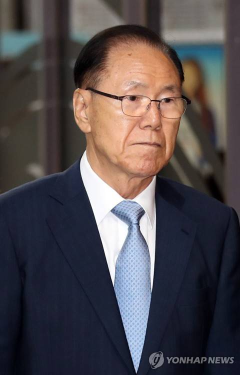 'MB 집사' 김백준 무죄 (서울=연합뉴스) 박동주 기자 = 이명박 전 대통령이 국가정보원에서 특수활동비를 상납받는 데 관여한 혐의로 재판에 넘겨진 'MB 집사' 김백준 전 청와대 총무기획관이 26일 오후 서초구 서울중앙지법에서 열린 1심 선고를 마치고 밖으로 나서고 있다. 김 전 청와대 총무기획관은 1심에서 무죄를 선고받았다.     pdj6635@yna.co.kr